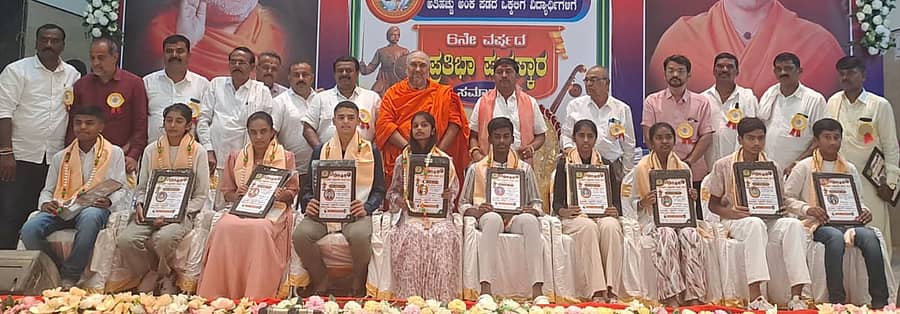 ಚನ್ನರಾಯಪಟ್ಟಣದಲ್ಲಿ ಭಾನುವಾರ ಒಕ್ಕಲಿಗರ ಸಂಘದಿಂದ ಆಯೋಜಿಸಿದ್ದ ಪ್ರತಿಭಾ ಪುರಸ್ಕಾರದಲ್ಲಿ ಸಾಧಕ ವಿದ್ಯಾರ್ಥಿಗಳನ್ನು ಆದಿಚುಂಚನಗಿರಿ ಶಾಖಾ ಮಠಾಧೀಶ ಶಂಭುನಾಥ ಸ್ವಾಮೀಜಿ, ಶಾಸಕ ಸಿ.ಎನ್. ಬಾಲಕೃಷ್ಣ, ಚಂದ್ರಶೇಖರ ಗುರೂಜಿ ಸನ್ಮಾನಿಸಿದರು