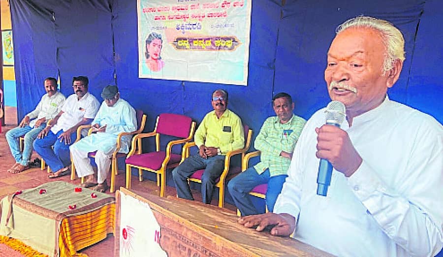 <div class="paragraphs"><p>ಮಹಾಲಿಂಗಪುರ ಸಮೀಪದ ಅಕ್ಕಿಮರಡಿಯಲ್ಲಿ ನಡೆದ ರನ್ನ ಕನ್ನಡ ಸಂಘದ ಕಾರ್ಯಕ್ರಮದಲ್ಲಿ ಸಿದ್ದು ದಿವಾಣ ಮಾತನಾಡಿದರು</p></div>