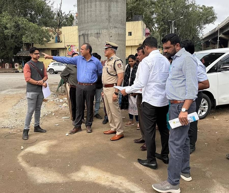 ಮಹೇಶ್ವರ್‌ ರಾವ್‌ ಹಾಗೂ ಸೀಮಂತ್ ಕುಮಾರ್ ಸಿಂಗ್ ಅವರು ಹೆಬ್ಬಾಳ ಜಂಕ್ಷನ್‌ನಲ್ಲಿ ಕಾಮಗಾರಿಯನ್ನು ಪರಿಶೀಲಿಸಿದರು