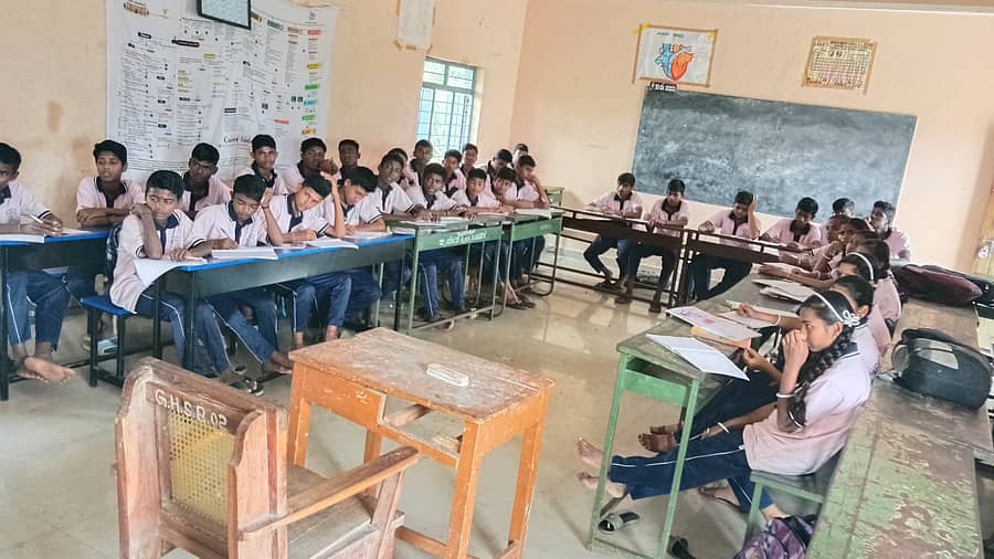 ಯಲಬುರ್ಗಾ ತಾಲ್ಲೂಕು ಬಂಡಿಹಾಳ ಗ್ರಾಮದ ಸರ್ಕಾರಿ ಪ್ರೌಢಶಾಲೆಯಲ್ಲಿ ‘ಯು’ ಮಾದರಿಯಲ್ಲಿ ಆಸನ ವ್ಯವಸ್ಥೆ ಅಳವಡಿಸಿರುವುದು