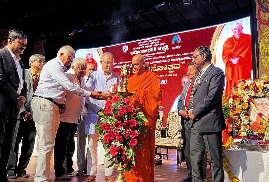 ನಾಗಮಂಗಲ ತಾಲ್ಲೂಕಿನ ಬಿ.ಜಿ.ನಗರದ ಆದಿಚುಂಚನಗಿರಿ ವೈದ್ಯಕೀಯ ಮಹಾವಿದ್ಯಾಲಯದ ಆವರಣದಲ್ಲಿ ಆಯೋಜಿಸಿದ್ದ ಕೃತಕ ಕೈ ಮತ್ತು ಕಾಲು ಜೋಡಣಾ ಉಚಿತ ಶಿಬಿರದ ಸಮಾರೋಪ ಸಮಾರಂಭವನ್ನು ಆರೋಗ್ಯ ಸಚಿವ ದಿನೇಶ್‌ ಗುಂಡೂರಾವ್ ಮತ್ತು ನಿರ್ಮಲಾನಂದನಾಥ ಸ್ವಾಮೀಜಿ ಉದ್ಘಾಟಿಸಿದರು