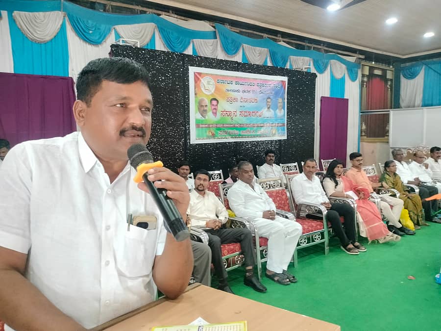 ದೇವದುರ್ಗ ಪಟ್ಟಣದ ಮುರಿಗೇಪ್ಪ ಖೇಣಣ್ ಕಲ್ಯಾಣ ಮಂಟಪದಲ್ಲಿ ಸೋಮವಾರ ನಡೆದ ಪತ್ರಿಕಾ ದಿನಾಚರಣೆ ಕಾರ್ಯಕ್ರಮದಲ್ಲಿ ಮಾಜಿ ಆರ್‌ಡಿಸಿಸಿ ಬ್ಯಾಂಕ್ ಅಧ್ಯಕ್ಷ ಎ. ರಾಜಶೇಖರ ನಾಯಕ ಮಾತನಾಡಿದರು