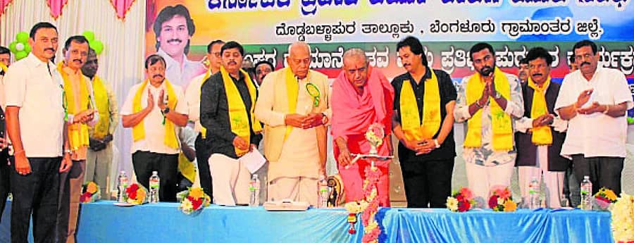 <div class="paragraphs"><p>ದೊಡ್ಡಬಳ್ಳಾಪುರದಲ್ಲಿ ಕರ್ನಾಟಕ ಪ್ರದೇಶ ಆರ್ಯ ಈಡಿಗ ಯುವ ಸಂಘದ ದಶಮಾನೊತ್ಸವ ಸಮಾರಂಭವನ್ನು ಸೋಲೂರು ಆರ್ಯ ಈಡಿಗ ಮಹಾಸಂಸ್ಥಾನದ ವಿಖ್ಯಾತಾನಂದ ಸ್ವಾಮೀಜಿ ಉದ್ಘಾಟಿಸಿದರು</p></div>