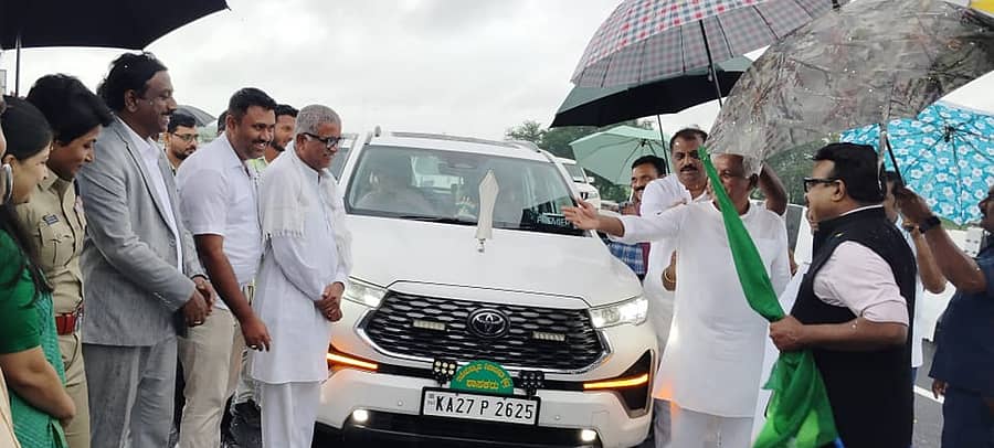 ಬ್ಯಾಡಗಿ ತಾಲ್ಲೂಕಿನ ಮೋಟೆಬೆನ್ನೂರು ಬಳಿ ಹಾವೇರಿಯಿಂದ–ರಾಣೆಬೆನ್ನೂರು ಕಡೆಗೆ ಸಾಗುವ ರಾಷ್ಟ್ರೀಯ ಹೆದ್ದಾರಿ ಮೇಲ್ಸೇತುವೆ ಸಂಚಾರವನ್ನು ಜಿಲ್ಲಾ ಉಸ್ತುವಾರಿ ಸಚಿವ ಶಿವಾನಂದ ಪಾಟೀಲ ಸೋಮವಾರ ಮಳೆಯಲ್ಲಿಯೇ ಉದ್ಘಾಟಿಸಿದರು