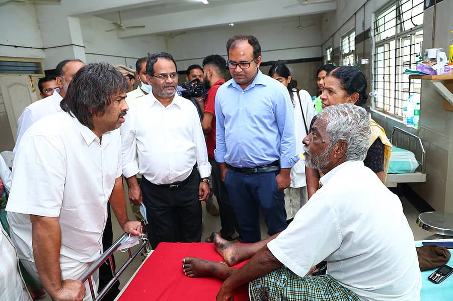 ಶಿವಮೊಗ್ಗದ ಮೆಗ್ಗಾನ್ ಆಸ್ಪತ್ರೆಯ ಒಳರೋಗಿಗಳ ವಿಭಾಗಕ್ಕೆ ಸೋಮವಾರ ದಿಢೀರ್ ಭೇಟಿ ನೀಡಿದ ಸಚಿವ ಮಧು ಬಂಗಾರಪ್ಪ ರೋಗಿಗಳೊಂದಿಗೆ ಚರ್ಚಿಸಿ, ಸಮಸ್ಯೆ ಆಲಿಸಿದರು