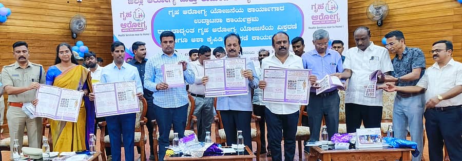 ಮಂಡ್ಯ ನಗರದ ಮಿಮ್ಸ್ ಬೋಧಕ ಆಸ್ಪತ್ರೆಯ ಆಡಿಟೋರಿಯಂನಲ್ಲಿ ಸೋಮವಾರ ಆಯೋಜಿಸಿದ್ದ ‘ಗೃಹ ಆರೋಗ್ಯ’ ಯೋಜನೆಯ ಕಾರ್ಯಾಗಾರ ಉದ್ಘಾಟನಾ ಕಾರ್ಯಕ್ರಮದಲ್ಲಿ ಆಶಾ ಕೈಪಿಡಿಯನ್ನು ಜಿಲ್ಲಾ ಉಸ್ತುವಾರಿ ಸಚಿವ ಎನ್‌.ಚಲುವರಾಯಸ್ವಾಮಿ ಬಿಡುಗಡೆ ಮಾಡಿದರು. ಶಾಸಕರಾದ ಪಿ.ರವಿಕುಮಾರ್‌, ಕೆ.ಎಂ.ಉದಯ್‌, ಮೈಷುಗರ್‌ ಅಧ್ಯಕ್ಷ ಸಿ.ಡಿ.ಗಂಗಾಧರ್‌ ಮತ್ತು ಅಧಿಕಾರಿಗಳು ಪಾಲ್ಗೊಂಡಿದ್ದರು 