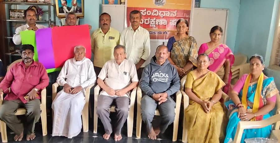 ಚಿಕ್ಕನಾಯಕನಹಳ್ಳಿ ಪಟ್ಟಣದಲ್ಲಿ ಪ್ರಗತಿಪರ ಸಂಘಟನೆಗಳಿಂದ ಸಂವಿಧಾನ ಸಂರಕ್ಷಣಾ ಪಡೆ ರಚಿಸಲಾಯಿತು
