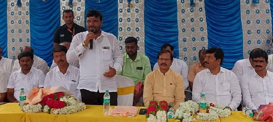 ಕೋಲಾರ ತಾಲ್ಲೂಕಿನ ವೇಮಗಲ್‌ನಲ್ಲಿ ಸೋಮವಾರ ನಡೆದ ಕಾಂಗ್ರೆಸ್‌ ಸಭೆಯಲ್ಲಿ ಶಾಸಕ ಕೊತ್ತೂರು ಮಂಜುನಾಥ್‌ ಮಾತನಾಡಿದರು
