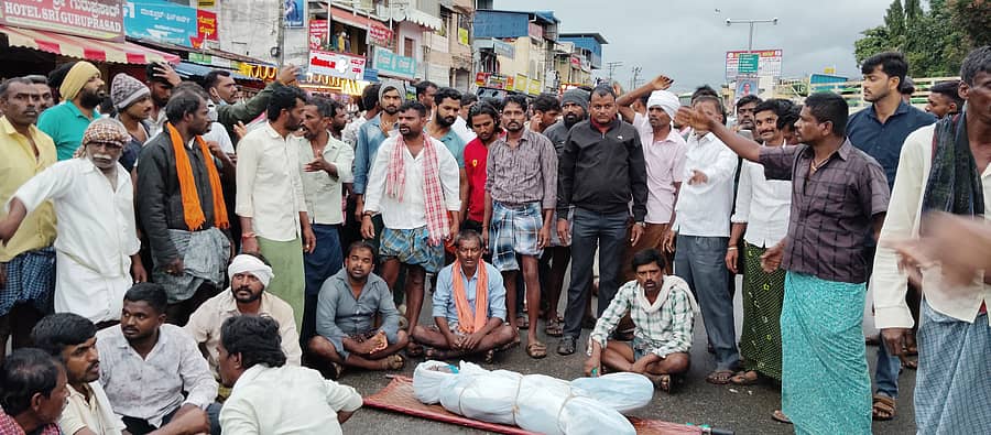 ಹೊಳಲ್ಕೆರೆ ತಾಲ್ಲೂಕಿನ ಗಿಲಿಕೇನಹಳ್ಳಿ ಗ್ರಾಮಸ್ಥರು ಮುಖ್ಯವೃತ್ತದಲ್ಲಿ ಶವ ಇಟ್ಟು ಪ್ರತಿಭಟನೆ ನಡೆಸಿದರು.