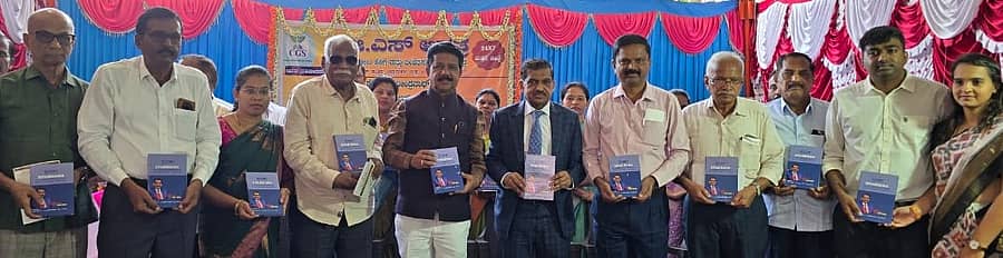 ಚಳ್ಳಕೆರೆಯ ಲ್ಯಾಪರೋಸ್ಕೋಪಿ, ಹೆರಿಗೆ ಮತ್ತು ಬಂಜೆತನ ನಿವಾರಣಾ ಕೇಂದ್ರ ಸಿಜಿಎಸ್ ಆಸ್ಪತ್ರೆ ಇವುಗಳ ಸಹಯೋಗದಲ್ಲಿ ಭಾನುವಾರ ನಡೆದ ಹೃದಯ ಆರೋಗ್ಯ ಸಂರಕ್ಷಣೆ ಹಾಗೂ ಮಧುಮೇಹ ಸಲಹೆ ಕಾರ್ಯಕ್ರಮದಲ್ಲಿ ಶಾಸಕ ಟಿ.ರಘುಮೂರ್ತಿ ಸ್ಪಂದನ ಅಭಿನಂದನಾಗ್ರಂಥ ಜನಾರ್ಪಣೆಗೊಳಿಸಿದರು.