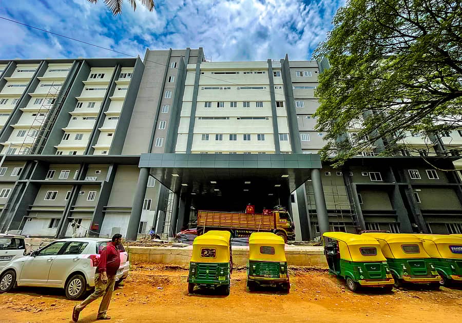 ಸಂಸ್ಥೆಯ ಆವರಣದಲ್ಲಿ ನಿರ್ಮಾಣವಾಗಿರುವ ಎಂಟು ಮಹಡಿಗಳ ಸೂಪರ್ ಸ್ಪೆಷಾಲಿಟಿ ಬ್ಲಾಕ್‌ ಕಟ್ಟಡದ ಹೊರನೋಟ
ಪ್ರಜಾವಾಣಿ ಚಿತ್ರಗಳು: ರಂಜು ಪಿ.