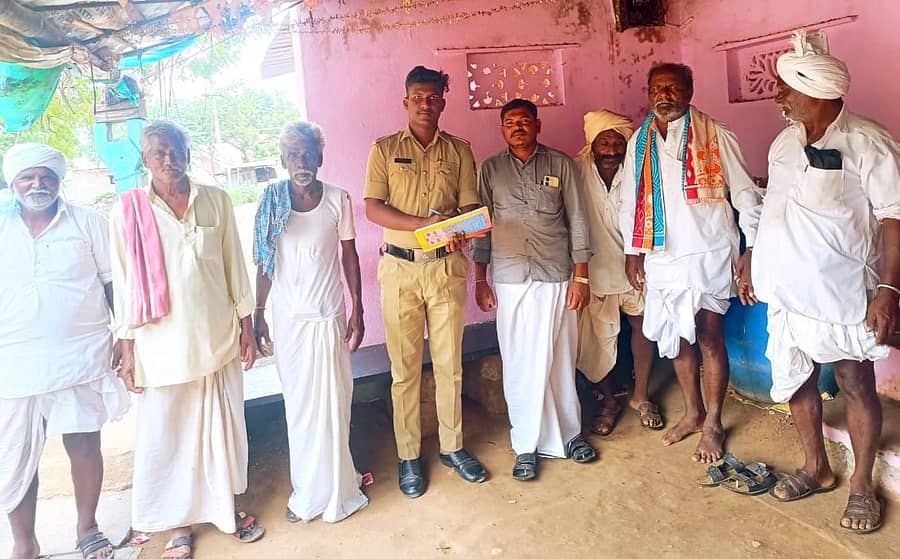ಕನಕಗಿರಿ ಸಮೀಪದ ಗುಡದೂರು ಗ್ರಾಮಕ್ಕೆ ಕಾನ್‌ಸ್ಟೆಬಲ್ ಷರೀಫ್ ಸೋಮವಾರ ಭೇಟಿ‌ ನೀಡಿ ಸಾರ್ವಜನಿಕರ ಅಹವಾಲು ಸ್ವೀಕರಿಸಿದರು