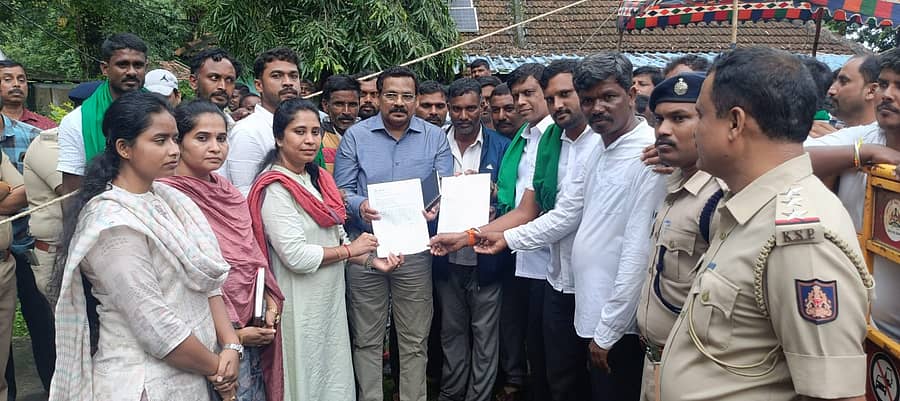 ಸರಗೂರು ಪಟ್ಟಣದ ವಲಯ ಅರಣ್ಯ ಕಚೇರಿ ಮುಂಭಾಗದಲ್ಲಿ ಕಾಡುಪ್ರಾಣಿಗಳ ಹಾವಳಿ ತಡೆಗೆ ಶಾಶ್ವತ ಪರಿಹಾರ ನೀಡಬೇಕು ಎಂದು ಆಗ್ರಹಿಸಿ ರೈತರು ಮನವಿ ಸಲ್ಲಿದರು. ಲಂಕೆ ರಮೇಶ್, ಶ್ರೀನಿವಾಸ್, ಕರ್ನಾಟಕ ರಾಜ್ಯ ರೈತ ಕಲ್ಯಾಣ ಅಧ್ಯಕ್ಷ ಚಂದನ್ ಗೌಡ ಪಾಲ್ಗೊಂಡಿದ್ದರು