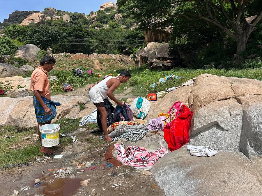 ಕಲ್ಲಿನಕೋಟೆ ಸಮೀಪದ ಕರುವರ್ತಿ ದೇವಾಲಯದ ಮುಂದಿನ ದೋಬಿಘಾಟ್ನಲ್ಲಿ ಕಾಯಕ ಮಾಡುತ್ತಿರುವ ಅಗಸರು