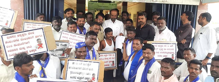 ಮುದ್ದೇಬಿಹಾಳ ಪಟ್ಟಣದ ಪುರಸಭೆ ಅಧ್ಯಕ್ಷ ಮಹೆಬೂಬ ಗೊಳಸಂಗಿ ಅವರನ್ನು ಅಧ್ಯಕ್ಷ ಸ್ಥಾನದಿಂದ ವಜಾಗೊಳಿಸುವಂತೆ ಆಗ್ರಹಿಸಿ ಸೋಮವಾರ ದಲಿತಪರ ಸಂಘಟನೆಗಳ ಒಕ್ಕೂಟದಿಂದ ಮುಖ್ಯಾಧಿಕಾರಿ ಮಲ್ಲನಗೌಡ ಬಿರಾದಾರ ಅವರಿಗೆ ಮನವಿ ಸಲ್ಲಿಸಿದರು