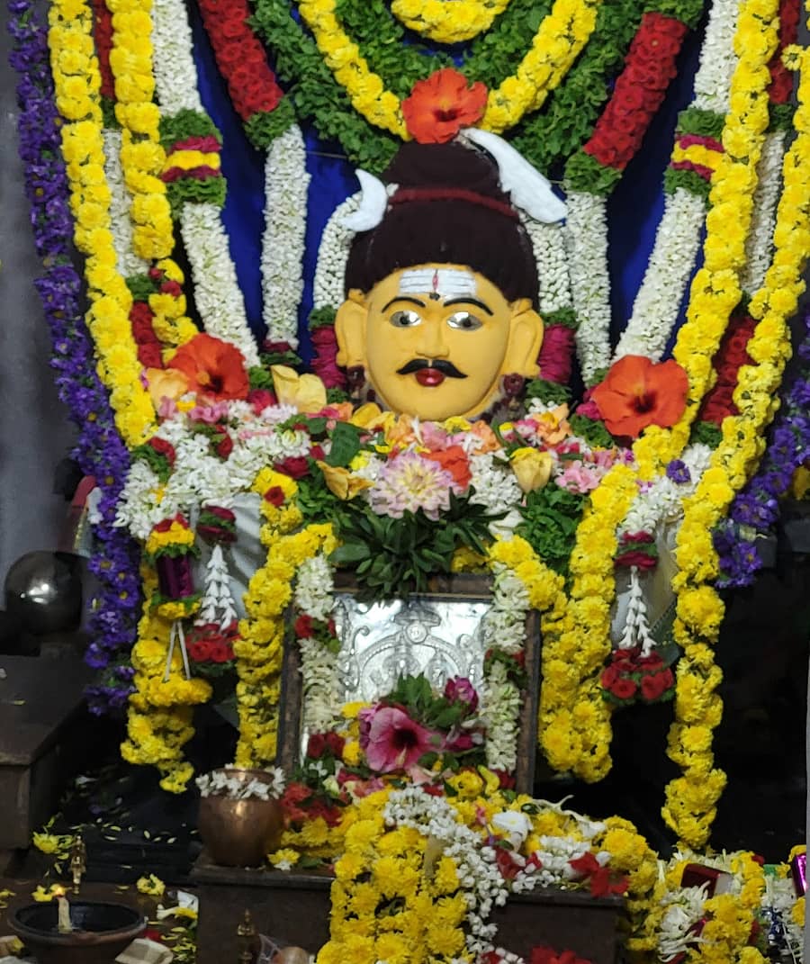 ಕಡೂರು ತಾಲ್ಲೂಕು ಸಖರಾಯಪಟ್ಟಣದ ಶ್ರೀಬಲ್ಲಾಳೇಶ್ವರ ಸ್ವಾಮಿಗೆ ವಿಶೇಷಪೂಜೆ ಅಂಗವಾಗಿ ಸೋಮವಾರ ಅಲಂಕರಿಸಲಾಗಿತ್ತು.