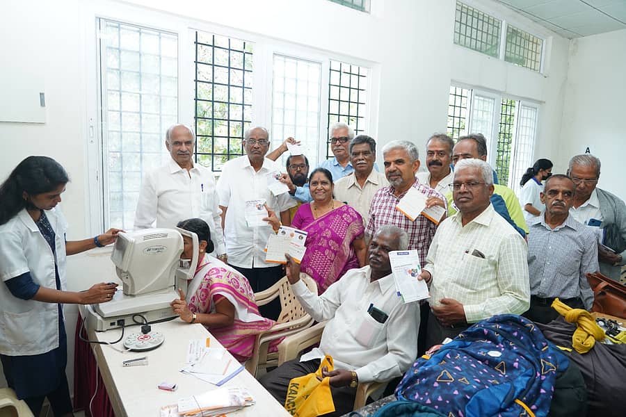 ರಾಜ್ಯ ಸರ್ಕಾರದ ನಿವೃತ್ತ ನೌಕರರು ಆರೋಗ್ಯ ತಪಾಸಣಾ ಶಿಬಿರದಲ್ಲಿ ಕಣ್ಣಿನ ಪರೀಕ್ಷೆ ಮಾಡಿಸಿಕೊಂಡರು