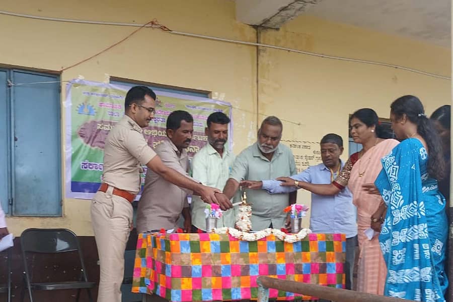 ನ್ಯಾಮತಿ ತಾಲ್ಲೂಕು ಮುಸ್ಸೆನಾಳ್ ಗ್ರಾಮದ ಸರ್ಕಾರಿ ಕಿರಿಯ ಪ್ರಾಥಮಿಕ ಶಾಲೆಯಲ್ಲಿ ಸೋಮವಾರ ಸಾಮಾಜಿಕ ಪರಿಶೋಧನಾ ಮತ್ತು ಪೋಷಕರ ಸಭೆ ಮನೆ ಮನೆಗೆ ಪೊಲೀಸ್ ಕಾರ್ಯಕ್ರಮವನ್ನು ಮುಖಂಡರಾದ ಜಿ.ಶಿವರಾಮನಾಯ್ಕ ಉದ್ಘಾಟಿಸಿದರು.