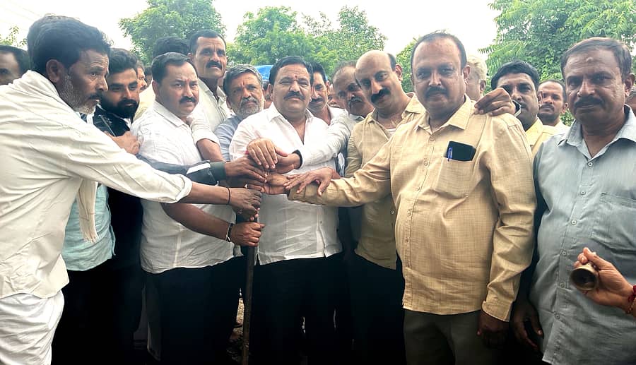 ಬಾಗೇಪಲ್ಲಿ ತಾಲ್ಲೂಕಿನ ಪೋತೇಪಲ್ಲಿ ಕ್ರಾಸ್ ನಲ್ಲಿ ರಸ್ತೆ ಕಾಮಗಾರಿಗೆ ಶಾಸಕ ಎಸ್.ಎನ್.ಸುಬ್ಬಾರೆಡ್ಡಿ ಭೂಮಿ ಪೂಜೆ ನೆರವೇರಿಸಿದರು