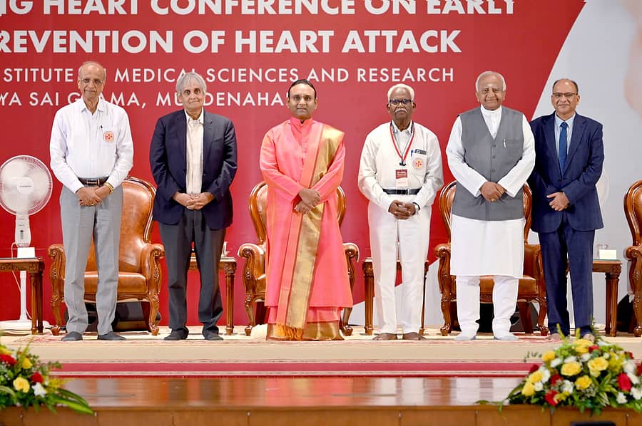 ಚಿಕ್ಕಬಳ್ಳಾಪುರ ತಾಲ್ಲೂಕಿನ ಮುದ್ದೇನಹಳ್ಳಿಯ ಸತ್ಯಸಾಯಿ ಗ್ರಾಮದ ಮಧುಸೂದನ ಸಾಯಿ ಆರೋಗ್ಯ ವಿಜ್ಞಾನ ಮತ್ತು ಸಂಶೋಧನಾ ಸಂಸ್ಥೆಯಲ್ಲಿ ನಡೆದ ‘ಯುವ ಹೃದಯ ಉಳಿಸಿ’ ವಿಚಾರಗೋಷ್ಠಿಯಲ್ಲಿ ಪಾಲ್ಗೊಂಡಿದ್ದ ಗಣ್ಯರು
