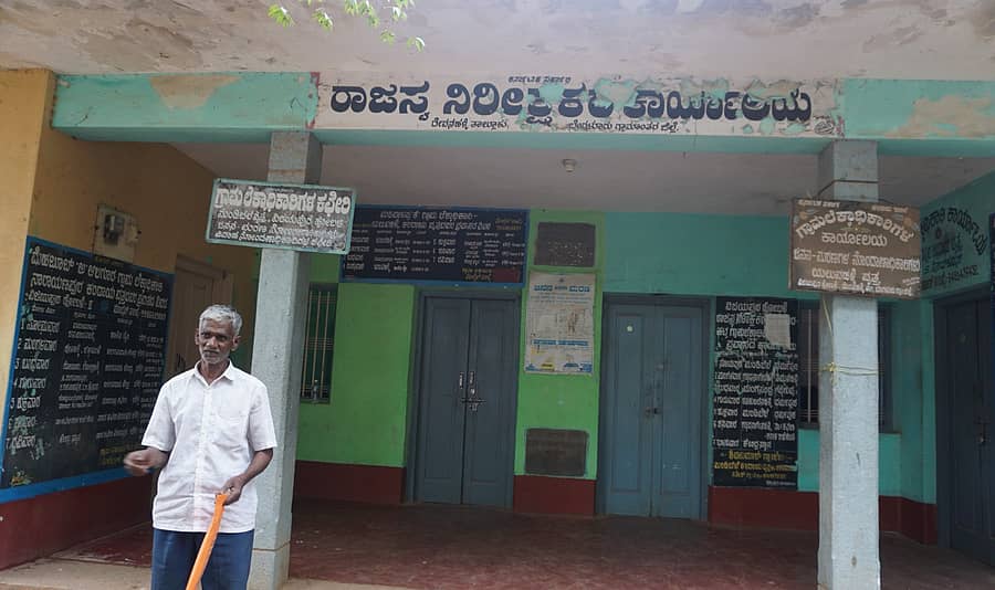 ವಿಜಯಪುರದ ರಾಜಸ್ವ ನಿರೀಕ್ಷಕರ ಕಚೇರಿಯಲ್ಲಿ ಸೇವೆ ಪಡೆಯಲು ಸಾರ್ವಜನಿಕರೊಬ್ಬರು ಕಾಯುತ್ತಿರುವುದು