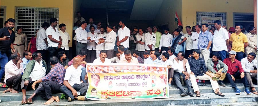 ತೀರ್ಥಹಳ್ಳಿ ಕ್ಷೇತ್ರ ಶಿಕ್ಷಣಾಧಿಕಾರಿ ಕಚೇರಿ ಮುಂಭಾಗ ಕಾಂಗ್ರೆಸ್‌ ಮುಖಂಡರು ಪ್ರತಿಭಟನೆ ನಡೆಸಿದರು