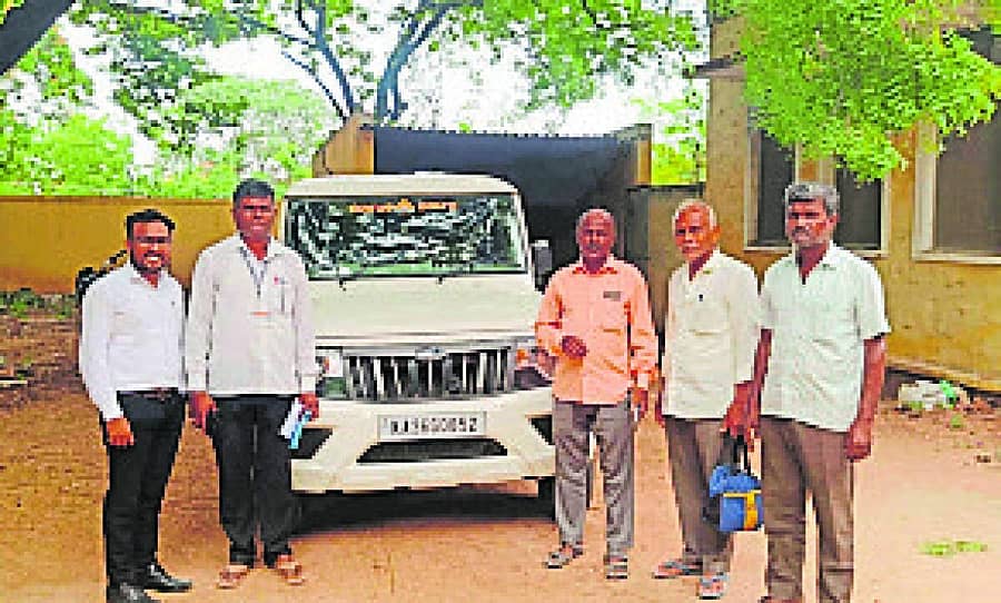 <div class="paragraphs"><p>ಸಿಂಧನೂರು ಪಂಚಾಯತ್ ರಾಜ್ ಇಲಾಖೆಯ ಸಹಾಯಕ ಕಾರ್ಯಪಾಲಕರ ವಾಹನ ಜಪ್ತಿ ಸಮಯದಲ್ಲಿ ನ್ಯಾಯಾಲಯದ ತಡೆಯಾಜ್ಞೆ ತಂದು ವಾಹನ ಬಿಡುಗಡೆಗೊಳಿಸಲಾಯಿತು</p></div>