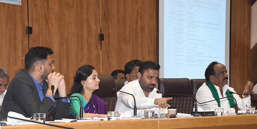 ಧಾರವಾಡದಲ್ಲಿ ಸೋಮವಾರ ನಡೆದ ಕೆಡಿಪಿ ಸಭೆಯಲ್ಲಿ ಸಚಿವ ಸಂತೋಷ ಲಾಡ್ ಮಾತನಾಡಿದರು. ಜಿಲ್ಲಾ ಪಂಚಾಯಿತಿ ಸಿಇಒ ಭುವನೇಶ ಪಾಟೀಲ, ಜಿಲ್ಲಾಧಿಕಾರಿ ದಿವ್ಯಪ್ರಭು, ಶಾಸಕ ಎನ್.ಎಚ್.ಕೋನರೆಡ್ಡಿ ಹಾಜರಿದ್ದರು