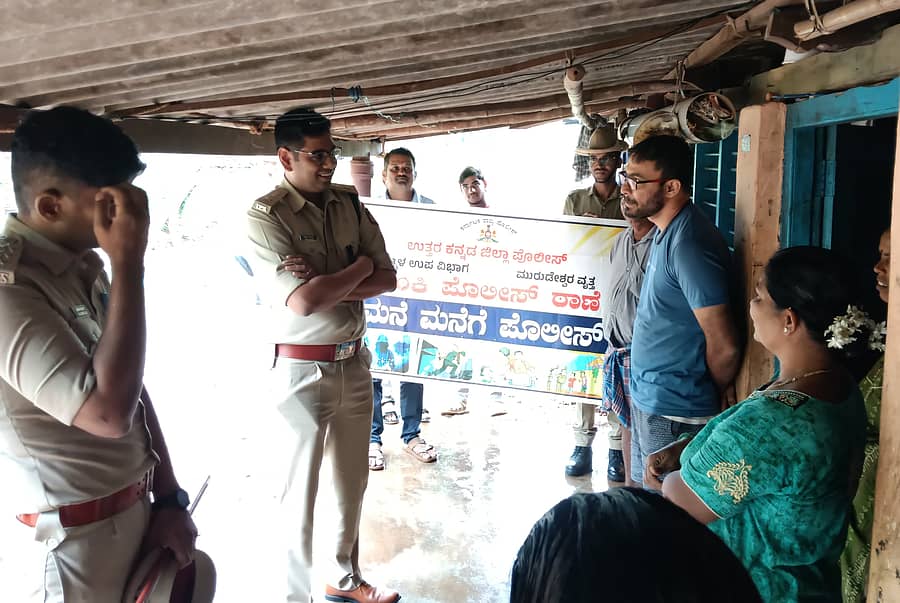 ಹೊನ್ನಾವರ ತಾಲ್ಲೂಕಿನ ಮಂಕಿಯ ಗಣೇಶ ನಗರದ ಮನೆಯೊಂದಕ್ಕೆ ಜಿಲ್ಲಾ ಪೊಲೀಸ್ ವರಿಷ್ಠಾಧಿಕಾರಿ ದೀಪನ್ ಎಂ.ಎನ್ ಭೇಟಿ ನೀಡಿ ಜನರೊಂದಿಗೆ ಚರ್ಚಿಸಿದರು.