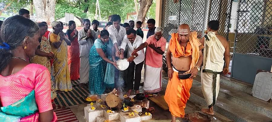 ಗೌರಿಬಿದನೂರಿನಲ್ಲಿ ಹಿಂದೂ ಧರ್ಮದಿಂದ ಕ್ರಿಶ್ಚಿಯನ್ ಧರ್ಮಕ್ಕೆ ಮತಾಂತರಗೊಂಡಿದ್ದ ಹದಿನೈದು ಕುಟುಂಬಗಳು ಮರಳಿ ಹಿಂದೂ ಧರ್ಮಕ್ಕೆ ಘರ್ ವಾಪಸಿ ನಡೆಯಿತು