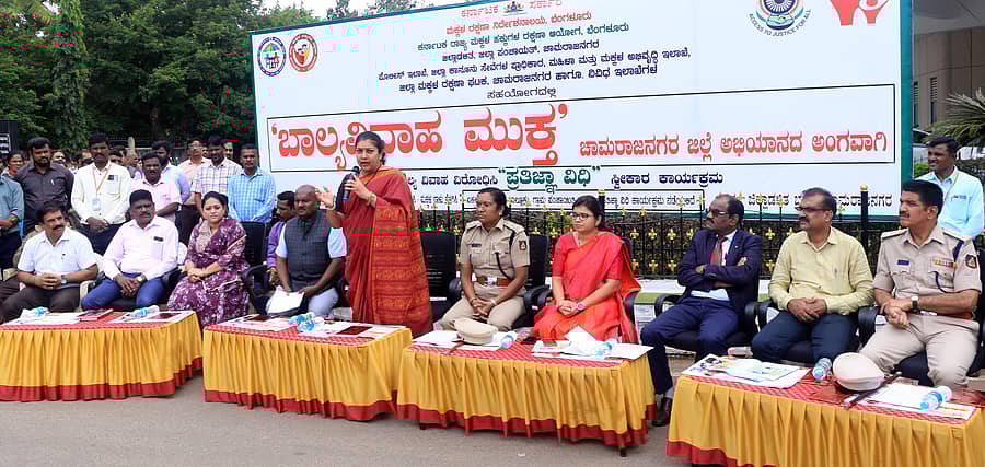 ಚಾಮರಾಜನಗರದ ಜಿಲ್ಲಾಡಳಿತ ಭವನದ ಮುಂಭಾಗ ಸೋಮವಾರ ಆಯೋಜಿಸಿದ್ದ ಬಾಲ್ಯವಿವಾಹ ಮುಕ್ತ ಅಭಿಯಾನದಲ್ಲಿ ಜಿಲ್ಲಾಧಿಕಾರಿ ಶಿಲ್ಪಾನಾಗ್ ಮಾತನಾಡಿದರು.