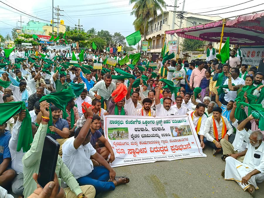 ಬಿಡದಿ ಸಮಗ್ರ ಉಪನಗರ ಯೋಜನೆಗೆ ಭೂ ಸ್ವಾಧೀನ ವಿರೋಧಿಸಿ, ರಾಮನಗರ ತಾಲ್ಲೂಕಿನ ಬಿಡದಿ ಹೋಬಳಿಯ ಭೈರಮಂಗಲ ಗ್ರಾಮದಲ್ಲಿ ಸೋಮವಾರ ಭೈರಮಂಗಲ-ಕಂಚುಗಾರನಹಳ್ಳಿ ರೈತರ ಹಿತರಕ್ಷಣಾ ಸಂಘದ ವತಿಯಿಂದ ಬಂದ್ ಆಚರಿಸಿ ರಸ್ತೆ ತಡೆ ನಡೆಸಲಾಯಿತು