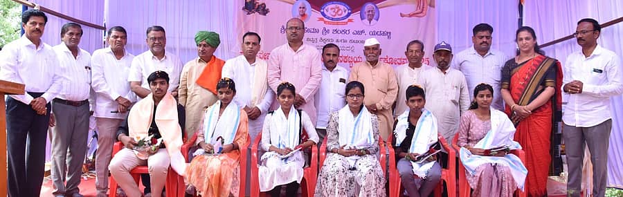 ಬೆನಕಟ್ಟಿಯಲ್ಲಿ ಜರುಗಿದ ಹೇಮ ವೇಮನ ಸದ್ಬೋಧನ ಪೀಠದ ವಾರ್ಷಿಕೋತ್ಸವ ಕಾರ್ಯಕ್ರಮದಲ್ಲಿ ಬಡ ಪ್ರತಿಭಾವಂತ ವಿದ್ಯಾರ್ಥಿಗಳನ್ನು ದತ್ತು ಸ್ವೀಕರಿಸಲಾಯಿತು.
