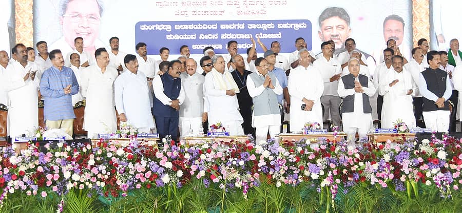 <div class="paragraphs"><p>ಪಾವಗಡದಲ್ಲಿ ಸೋಮವಾರ ವಿವಿಧ ಅಭಿವೃದ್ಧಿ ಕಾಮಗಾರಿಗಳಿಗೆ ಮುಖ್ಯಮಂತ್ರಿ ಸಿದ್ದರಾಮಯ್ಯ ಗುಂಡಿ ಒತ್ತುವ ಮೂಲಕ ಚಾಲನೆ ನೀಡಿದರು.  </p></div>