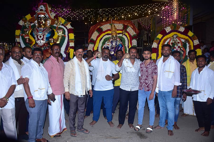 ಆನೇಕಲ್‌ನ ಸುಭಾಷ್‌ ನಗರದಲ್ಲಿ ಅಣ್ಣಮ್ಮ, ಚೌಡೇಶ್ವರಿ ಮತ್ತು ಮಾರಮ್ಮ ದೇವಿ ಉತ್ಸವ ನಡೆಯಿತು