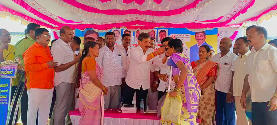 ಮಾಗಡಿ ತಾಲ್ಲೂಕಿನ ಬಾಚೇನಟ್ಟಿ ಸರ್ಕಾರಿ ಪ್ರೌಢಶಾಲಾ ಆವರಣದಲ್ಲಿ ನಡೆದ ಬೃಹತ್ ಉಚಿತ ಆರೋಗ್ಯ ತಪಾಸಣಾ ಶಿಬಿರದಲ್ಲಿ ಶಾಸಕ‌ ಎಚ್.ಸಿ.ಬಾಲಕೃಷ್ಣ ಉಚಿತ ಕನ್ನಡಕ ವಿತರಿಸಿದರು