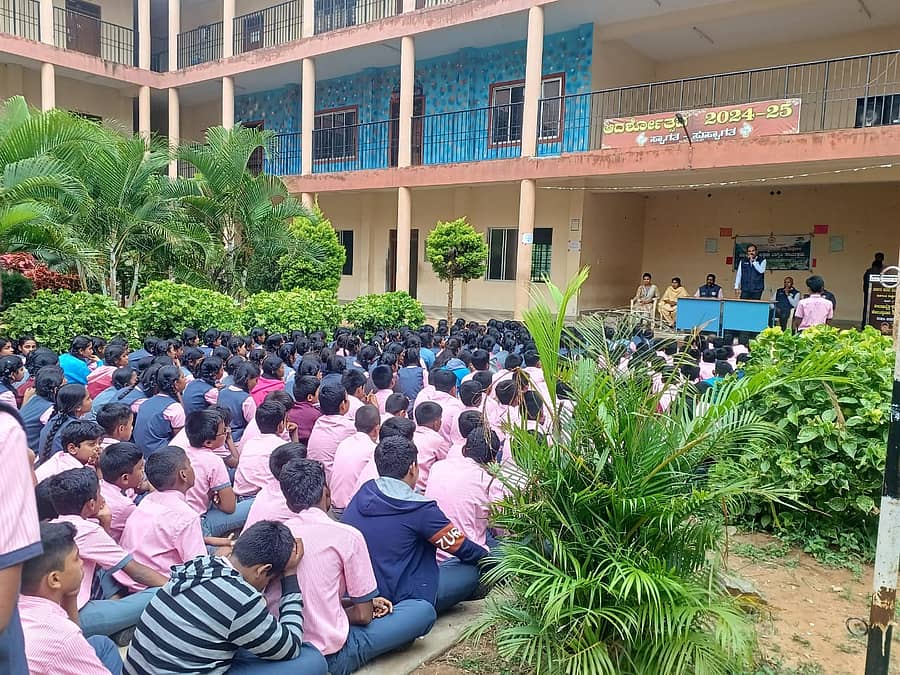 ಕೊಳ್ಳೇಗಾಲ ನಗರದ ಮುಡಿಗುಂಡದ ಆದರ್ಶ ಶಾಲೆಯಲ್ಲಿ ಸೋಮವಾರ ಸಿಐಡಿ ಪೊಲೀಸ್ ಅರಣ್ಯ ಸಂಚಾರಿ ದಳದ ವತಿಯಿಂದ ಆಯೋಜಿಸಿದ್ದ ವನ್ಯಜೀವಿ ಮತ್ತು ಪರಿಸರ ಸಂರಕ್ಷಣೆ ಅರಿವು ಕಾರ್ಯಕ್ರಮದಲ್ಲಿ ಸಿಐಡಿ ಅರಣ್ಯ ಸಂಚಾರಿ ದಳದ ಪಿಎಸ್ಐ ವಿಜಯರಾಜ್ ಮಾತನಾಡಿದರು