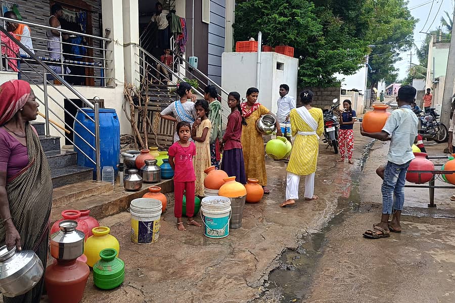 ಕವಿತಾಳ ಸಮೀಪದ ಹುಸೇನಪುರ ಗ್ರಾಮದಲ್ಲಿ ಖಾಸಗಿ ಕೊಳವೆಬಾವಿ ನೀರು ಹಿಡಿಯಲು ಮಹಿಳೆಯರು ಪರದಾಡುತ್ತಿರುವುದು.