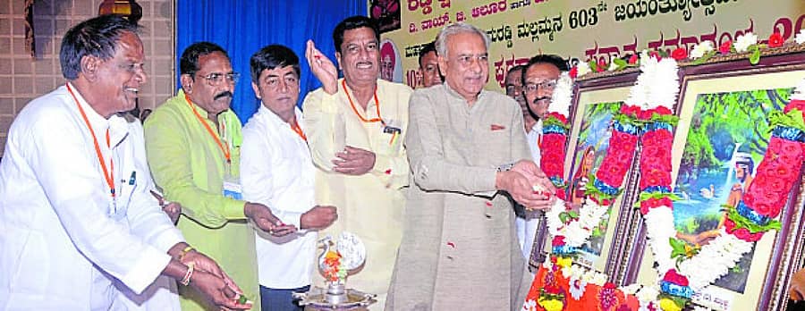 <div class="paragraphs"><p>ಹುಬ್ಬಳ್ಳಿಯ ಆರ್‌.ಎನ್‌. ಶೆಟ್ಟಿ ಕಲ್ಯಾಣ ಮಂಟಪದಲ್ಲಿ ಭಾನುವಾರ ಹಮ್ಮಿಕೊಂಡಿದ್ದ ಕಾರ್ಯಕ್ರಮದಲ್ಲಿ ಮಹಾಸಾದ್ವಿ ಶಿವಶರಣೆ ಹೇಮರಡ್ಡಿ ಮಲ್ಲಮ್ಮ ಚಿತ್ರಕ್ಕೆ ಗಣ್ಯರು ಪುಷ್ಪ ಸಮರ್ಪಿಸಿದರು</p></div>