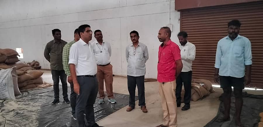 ಸೇಡಂ ಪಟ್ಟಣದ ಗೋದಾಮಿನಲ್ಲಿ ಸಂಗ್ರಹಿಸಲಾದ ಆಹಾರ ಧಾನ್ಯಗಳನ್ನು ಜಿಲ್ಲಾ ಪಂಚಾಯಿತಿ ಸಿಇಒ ಭಂವರಸಿಂಗ್ ಮೀನಾ ವೀಕ್ಷಿಸಿದರು
