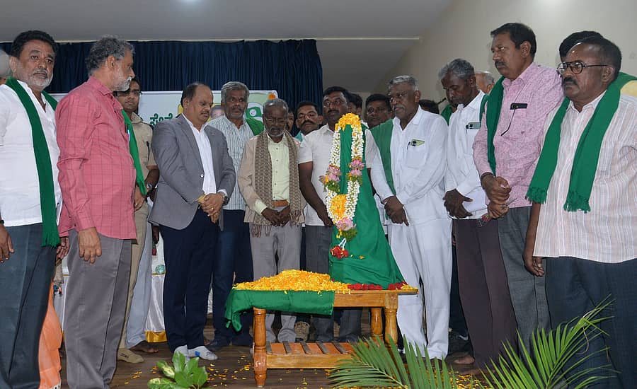 ಕೋಲಾರದಲ್ಲಿ ಸೋಮವಾರ ರೈತ ಹುತಾತ್ಮ ದಿನಾಚರಣೆಯನ್ನು ಜಿಲ್ಲಾಧಿಕಾರಿ ಎಂ.ಆರ್.ರವಿ ಉದ್ಘಾಟಿಸಿ ನಮನ ಸಲ್ಲಿಸಿದರು. ನಿಖಿಲ್‌ ಬಿ., ಕೋಟಿಗಾನಹಳ್ಳಿ ರಾಮಯ್ಯ, ಅಬ್ಬಣಿ ಶಿವಪ್ಪ ಹಾಗೂ ರೈತ ಮುಖಂಡರು ಪಾಲ್ಗೊಂಡಿದ್ದರು
