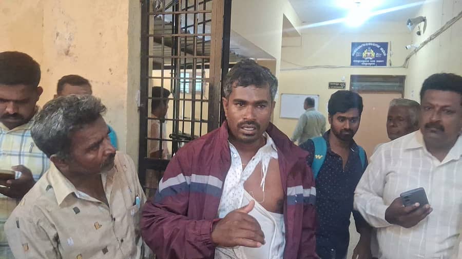 ಹಲ್ಲೆಗ ಒಳಗಾಗಿರುವ ಅರೆಬೊಮ್ಮನಹಳ್ಳಿ ಗ್ರಾಮ ಪಂಚಾಯಿತಿ ಅಧ್ಯಕ್ಷ ರಂಗಸ್ವಾಮಿ