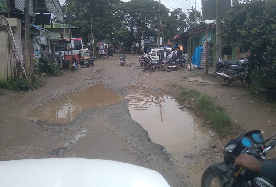 ಅರಕಲಗೂಡು ತಾಲ್ಲೂಕು ಮಲ್ಲಿಪಟ್ಟಣದಿಂದ ಮಾಗೋಡು ಮಾರ್ಗವಾಗಿ ಹಾದು ಹೋಗಿರುವ ರಸ್ತೆಯಗಲಕ್ಕೂ ಬಾಯ್ತೆರೆದಿರುವ ಹೊಂಡಗಳಲ್ಲಿ ನೀರು ತುಂಬಿ ವಾಹನ ಸವಾರರು ಪರದಾಡುತ್ತಿರುವುದು