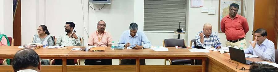 ಬೀದರ್ ನಗರದ ಜಿಲ್ಲಾ ಪಂಚಾಯಿತಿ ಕಚೇರಿಯಲ್ಲಿ ಸೋಮವಾರ ಜಿ.ಪಂ.ಸಿಇಒ ಡಾ.ಗಿರೀಶ ಬದೋಲೆ ಅಧ್ಯಕ್ಷತೆಯಲ್ಲಿ ಜಿಲ್ಲೆಯ ಎಲ್ಲಾ ತಾಲ್ಲೂಕು ಪಂಚಾಯಿತಿ ಕಾರ್ಯನಿರ್ವಾಹಕ ಅಧಿಕಾರಿಗಳು, ಎಇಇಗಳು, ಎಡಿಗಳು, ಪಿಡಿಒಗಳ ಸಭೆ ನಡೆಯಿತು