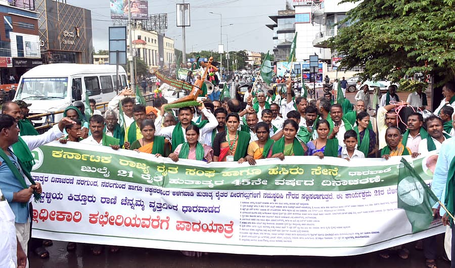 ಕರ್ನಾಟಕ ರಾಜ್ಯ ರೈತ ಸಂಘ ಮತ್ತು ಹಸಿರು ಸೇನೆ ವತಿಯಿಂದ ಸೋಮವಾರ ಹುಬ್ಬಳ್ಳಿಯಿಂದ  ಎಪಿಎಂಸಿ ಆವರಣದವರೆಗೆ ರೈತರು ಪಾದಯಾತ್ರೆ ನಡೆಸಿದರು 