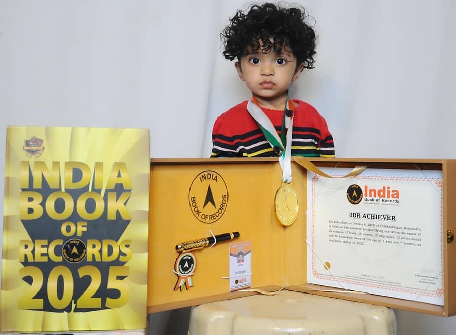 <div class="paragraphs"><p>ಬಾಗೇಪಲ್ಲಿ ನಿವಾಸಿ ಬಿ.ಆರ್.ಮೊಹಮದ್ ರಫಿ ಹಾಗೂ ಸಲ್ಮಾ ಸುಲ್ತಾನ ದಂಪತಿಯ ಒಂದೂವರೆ ವರ್ಷದ ಮಗಳಾದ ಐನಾ ಜೋಹಾ 2025ನೇ ಸಾಲಿನ ದಾಖಲೆಗಳ ಪುಸ್ತಕ ಸೇರಿದ್ದಾರೆ</p></div>