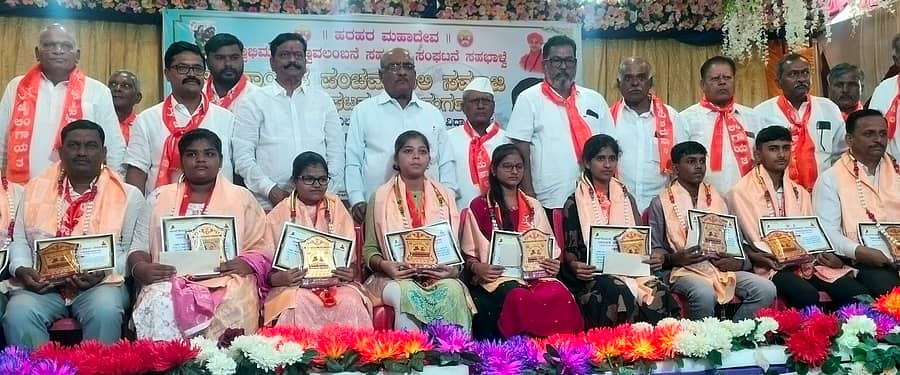 ರಾಮದುರ್ಗದ ವಿಶ್ವೇಶ್ವರ ಕಲ್ಯಾಣ ಮಂಟಪದಲ್ಲಿ ಸೋಮವಾರ ನಡೆದ ಪ್ರತಿಭಾ ಪುರಸ್ಕಾರ ಸಮಾರಂಭದಲ್ಲಿ ಎಸ್‌.ಎಸ್‌.ಎಲ್‌.ಸಿ, ಪಿ.ಯು.ಸಿಯಲ್ಲಿ ಹೆಚ್ಚಿನ ಅಂಕ ಪಡೆದ ಮಕ್ಕಳನ್ನು ಸತ್ಕರಿಸಲಾಯಿತು