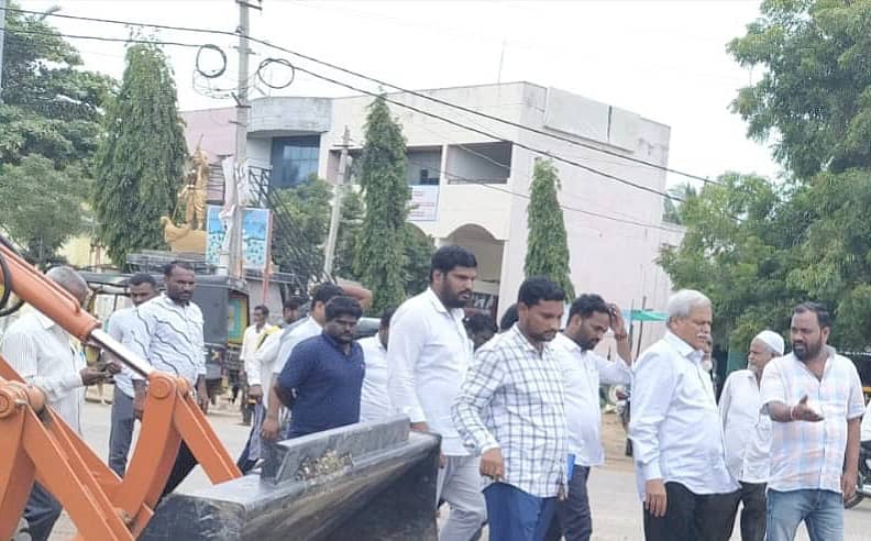 ಶಹಾಪುರ ನಗರದ ಹಳಿಸಗರ ಬಡಾವಣೆಯಲ್ಲಿ ಮಂಗಳವಾರ ಮಳೆಯಿಂದ ಮನೆಗೆ ನೀರು ನುಗ್ಗಿದ ಪ್ರದೇಶಕ್ಕೆ ಸಚಿವ ಶರಣಬಸಪ್ಪ ದರ್ಶನಾಪುರ ಭೇಟಿ ನೀಡಿ ಪರಿಶೀಲಿಸಿದರು
