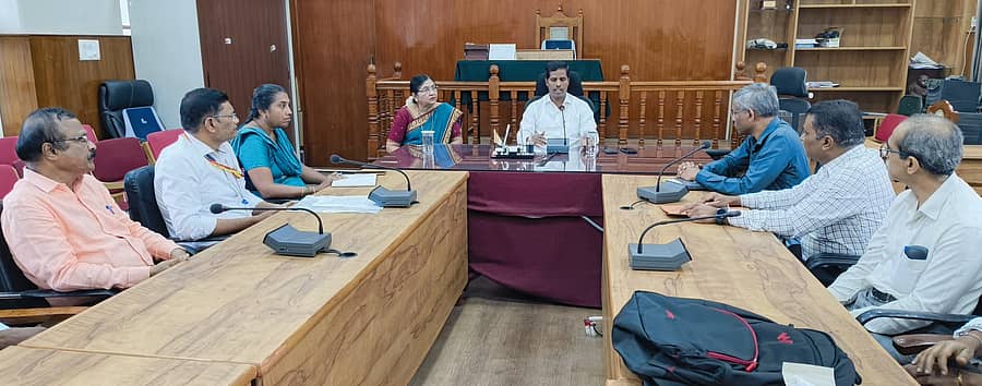 ಮಂಡ್ಯ ಜಿಲ್ಲಾಧಿಕಾರಿ ಕಚೇರಿ ಸಭಾಂಗಣದಲ್ಲಿ ಜಿಲ್ಲಾಧಿಕಾರಿ ಕುಮಾರ ಅವರು ಮಿಮ್ಸ್ ವೈದ್ಯರೊಂದಿಗೆ ಮಂಗಳವಾರ ಸಭೆ ನಡೆಸಿದರು. ರೆಡ್‌ಕ್ರಾಸ್‌ ಸಂಸ್ಥೆಯ ಸಭಾಧ್ಯಕ್ಷೆ ಮೀರಾ ಶಿವಲಿಂಗಯ್ಯ, ಮಿಮ್ಸ್‌ ನಿರ್ದೇಶಕ ಡಾ.ನರಸಿಂಹಸ್ವಾಮಿ ಪಾಲ್ಗೊಂಡಿದ್ದರು 