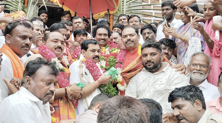 ಜೇವರ್ಗಿ ತಾಲ್ಲೂಕಿನ ಗಂವ್ಹಾರ ಗ್ರಾಮದಿಂದ ಅಬ್ಬೆತುಮಕೂರ ಗಂಗಾಧರ ಸ್ವಾಮೀಜಿ ನೇತೃತ್ವದಲ್ಲಿ ನಡೆಯುತ್ತಿರುವ ಪರಂಪರಾ ಪಾದಯಾತ್ರೆಗೆ ಮಂಗಳವಾರ ಚಾಲನೆ ನೀಡಲಾಯಿತು